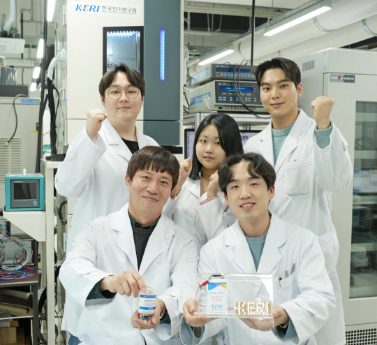 박준우 전기연 박사(앞줄 왼쪽)팀이 습식 합성 공정으로 제조된 고체전해질과 이를 활용한 전고체전지 시제품을 들고 기념촬영을 하고 있다.  전기연 제공